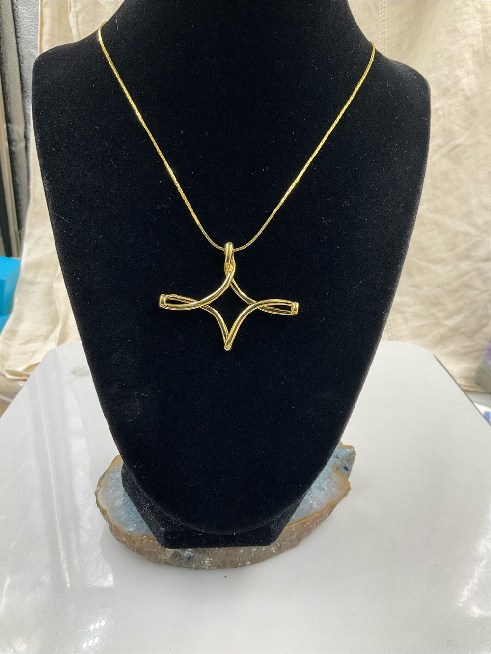 17” 18KG Gold Necklace Featuring A Sculpted Gold Geometric Pattern